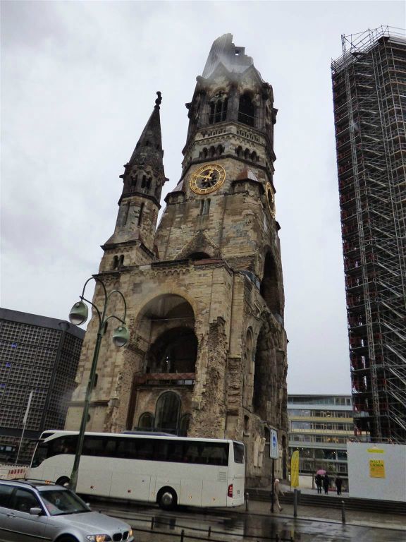 BERLIJN - de oorspronkelijke Kaiser-Wilhelm-Gedächtniskirche, een kerk in die in de Tweede Wereldoorlog door een bombardement zwaar beschadigd werd