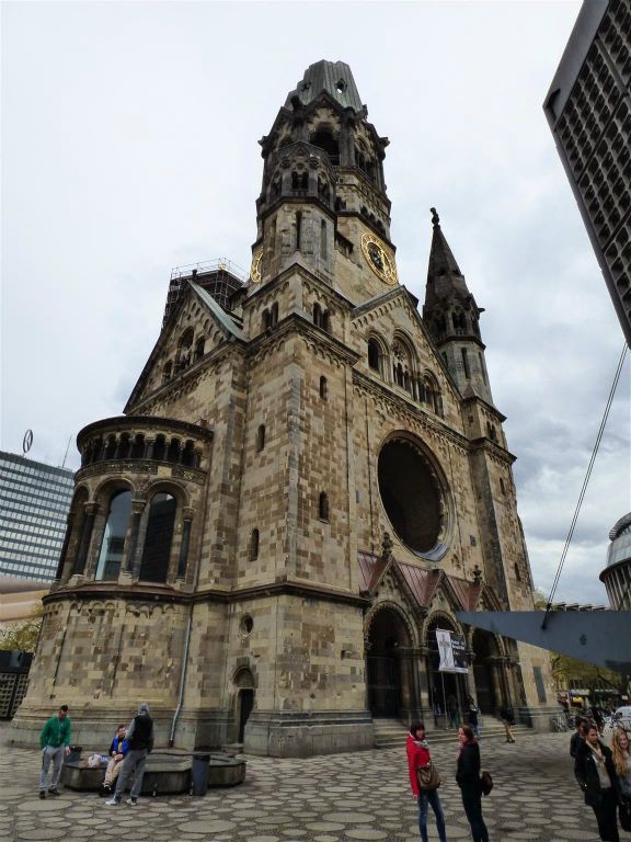 BERLIJN - de oorspronkelijke Kaiser-Wilhelm-Gedächtniskirche, een kerk in die in de Tweede Wereldoorlog door een bombardement zwaar beschadigd werd