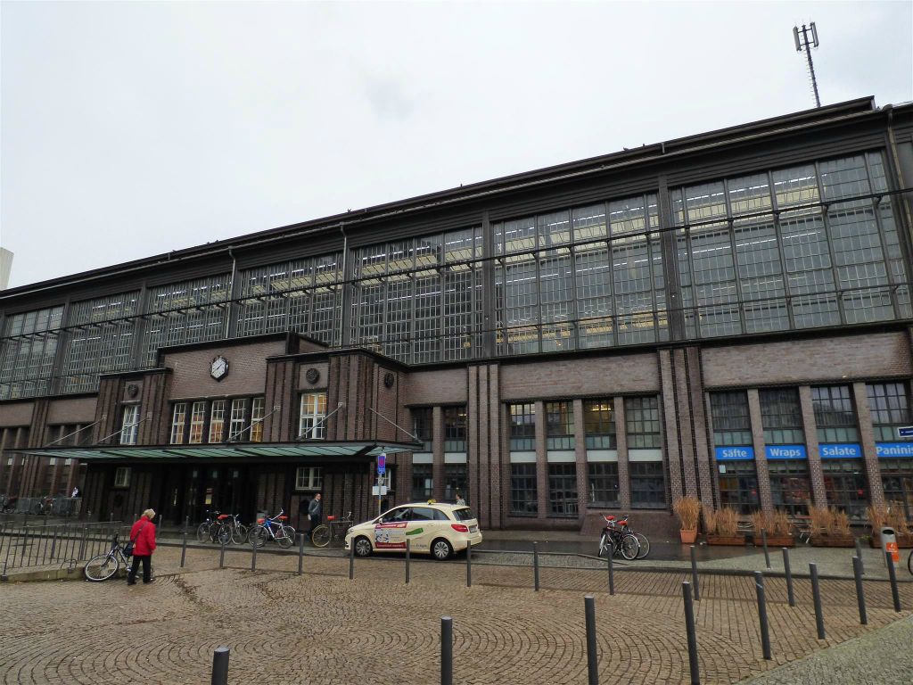 BERLIJN - de hoofdingang van het station Friedrichstraße