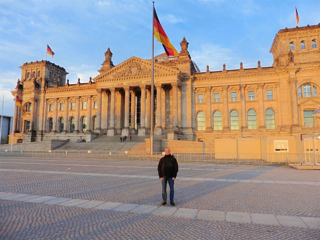 BERLIJN - Carlos bij het Reichstagsgebäude, een parlementsgebouw uit 1894