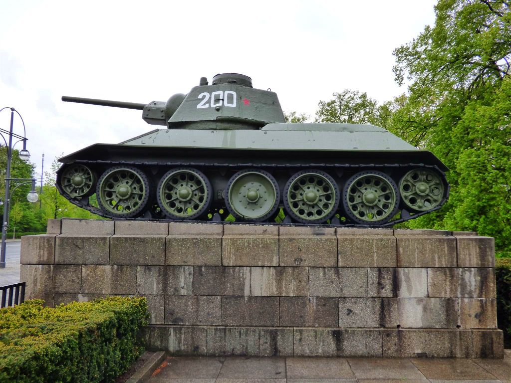 BERLIJN - een T-34 tank bij het Sowjetische Ehrenmal Tiergarten, een monument uit 1945 ter ere van omgekomen soldaten van het Rode Leger te gedenken