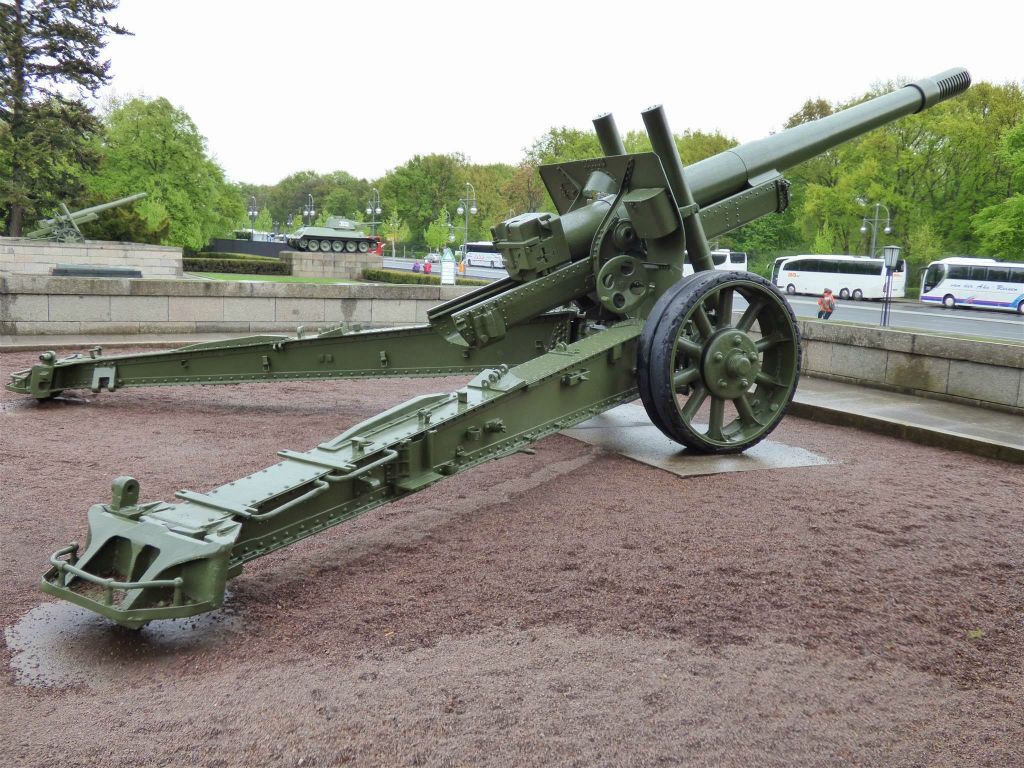 BERLIJN - een ML-20 howitzer bij het Sowjetische Ehrenmal Tiergarten, een monument uit 1945 ter ere van de omgekomen soldaten van het Rode Leger te gedenken