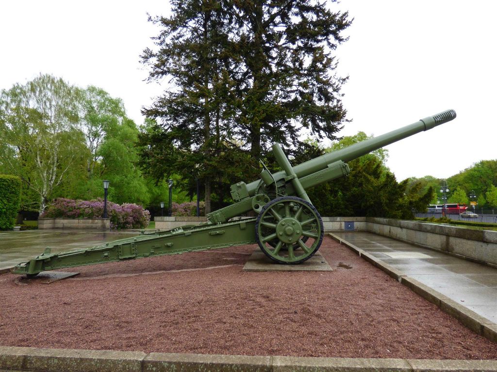 BERLIJN - een ML-20 howitzer bij het Sowjetische Ehrenmal Tiergarten, een monument uit 1945 ter ere van de omgekomen soldaten van het Rode Leger te gedenken