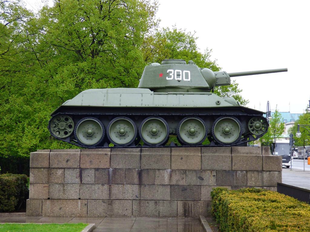 BERLIJN - een T-34 tank bij het Sowjetische Ehrenmal Tiergarten, een monument uit 1945 ter ere van de omgekomen soldaten van het Rode Leger te gedenken