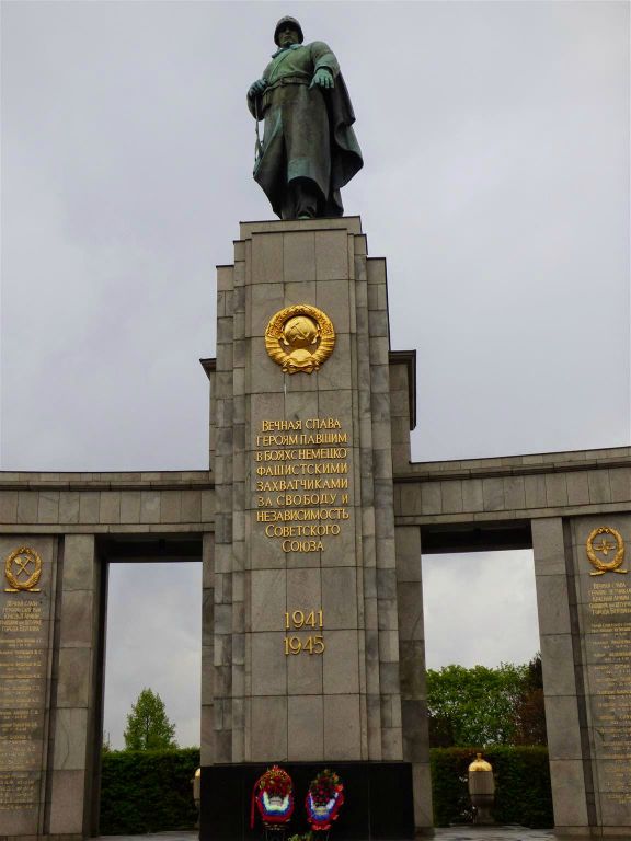 BERLIJN - het Sowjetische Ehrenmal Tiergarten, een monument uit 1945 ter ere van de omgekomen soldaten van het Rode Leger te gedenken