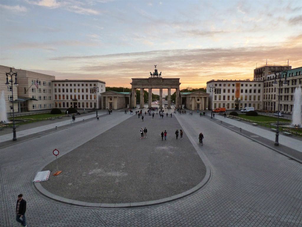 BERLIJN - het plein voor de Brandenburger Tor, een poort uit 1788