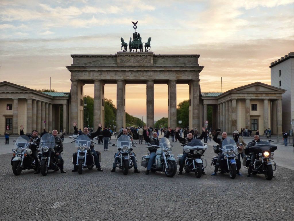 BERLIJN - een Franse Harley Davidson club voor de Brandenburger Tor, een poort uit 1788