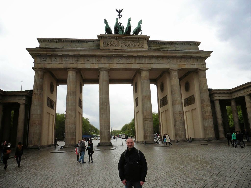 BERLIJN - Carlos voor de Brandenburger Tor, een poort uit 1788