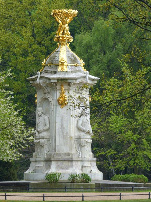 BERLIJN - het Beethoven-Haydn-Mozart monument uit 1904 van Rudolf en Wolfgang Siemering