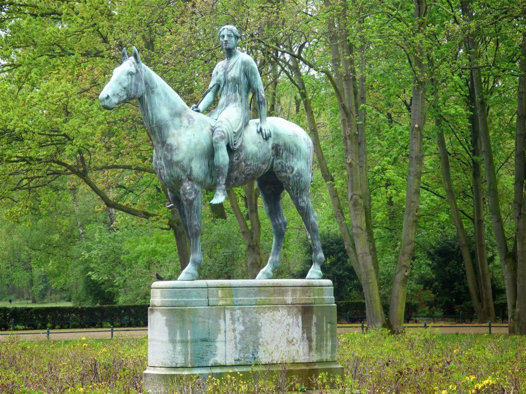 BERLIJN - het beeld "Amazone zu pferd" uit 1895 van Louis Tuaillon