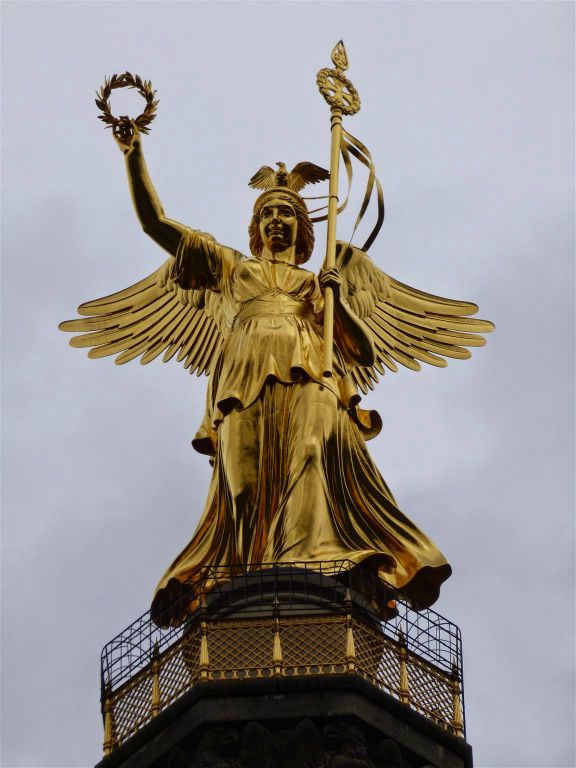 BERLIJN - het bronzen beeld van Victoria op de Siegessäule, een monument ter ere van de overwinning van de Pruisen op de Denen in de oorlog van 1864