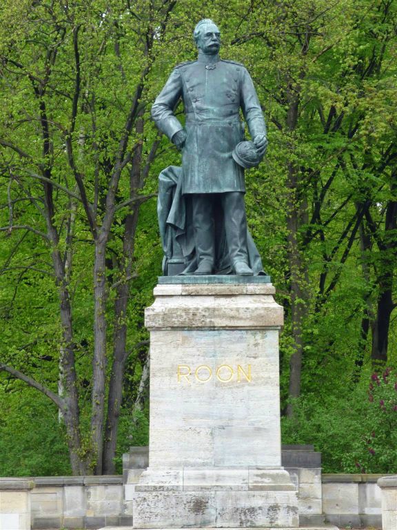 BERLIJN - een standbeeld ter ere van Albrecht Theodor Emil von Roon een veldmaarschalk uit 1803-1879