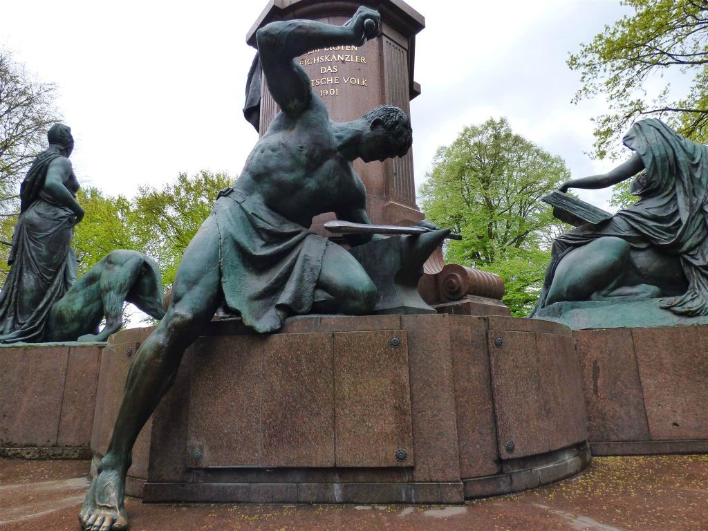 BERLIJN - het beeld "Siegfried" bij het Bismarck-Nationaldenkmal, een monument ter ere van de eerste Duitse rijkskanselier Otto von Bismarck