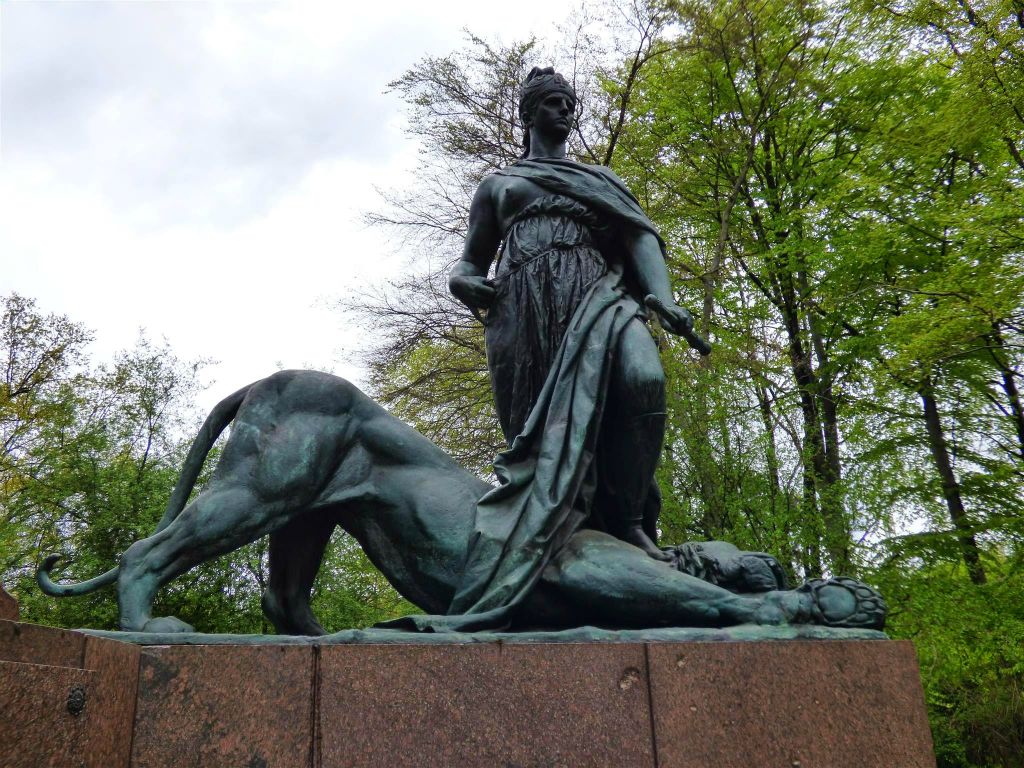 BERLIJN - het beeld "Germania" bij het Bismarck-Nationaldenkmal, een monument ter ere van de eerste Duitse rijkskanselier Otto von Bismarck