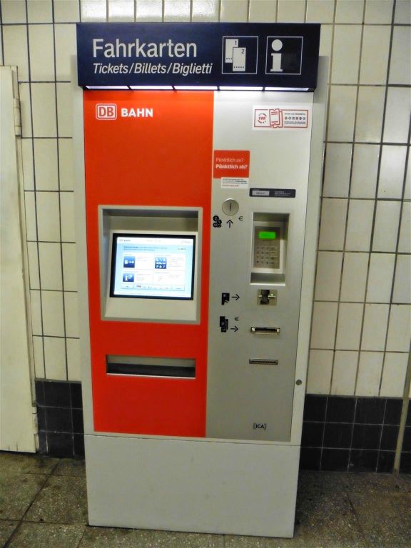 BERLIJN - een kaartjes automaat in het centraal station