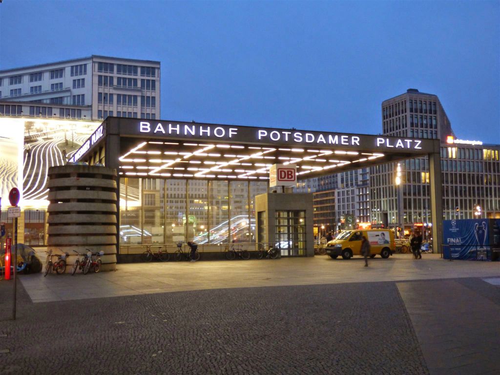BERLIJN - een station Potsdamer Platz