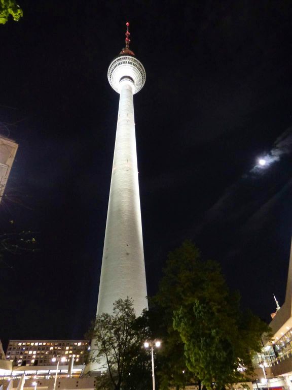 BERLIJN - de Fernsehturm, een televisietoren die in totaal 368 meter hoog is