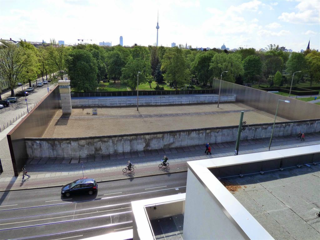 BERLIJN - uitzicht op de Gedenkstätte Berliner Mauer vanaf het documentatiecentrum, een herdenkingsmonument van de Berlijnse muur