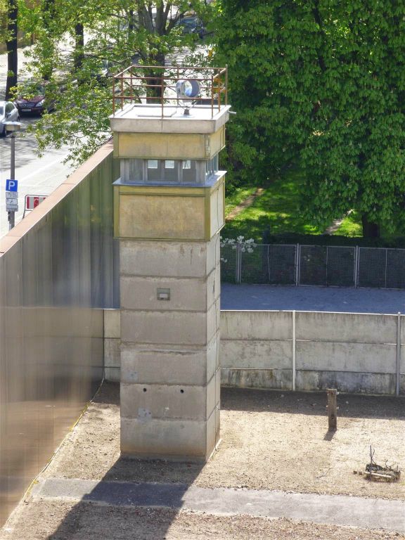 BERLIJN - de wachttoren bij de Gedenkstätte Berliner Mauer, een herdenkingsmonument van de Berlijnse muur
