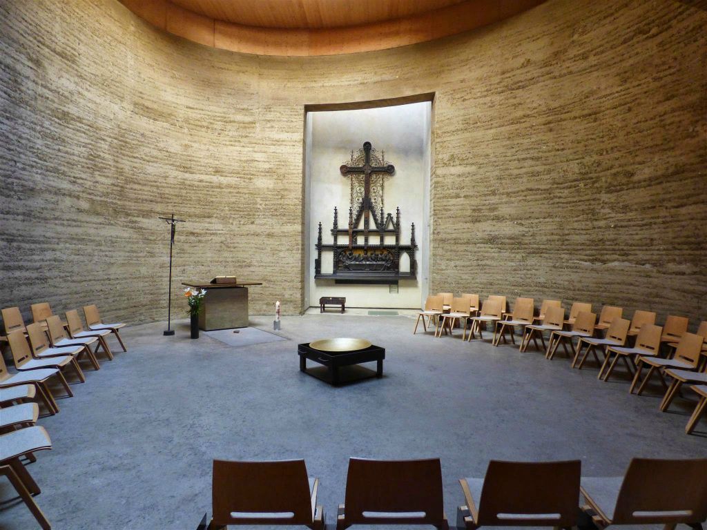 BERLIJN - binnen in de Kapelle der Versöhnung, een kapel gebouwd op de plek van de kerk die in 1985 gesloopt is door de DDR vanwege de Berlijnse muur