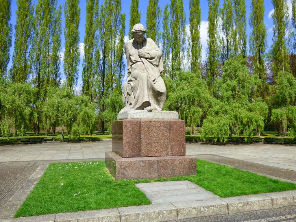 BERLIJN - het standbeeld "Mutter Heimat“ in het Sowjetische Ehrenmal Treptower park, een monument ter ere van de omgekomen soldaten van het Rode Leger te gedenken