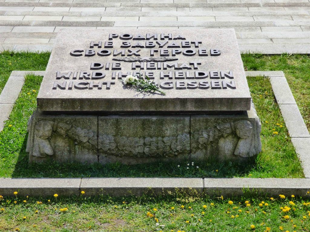 BERLIJN - een gedenksteen in het Sowjetische Ehrenmal Treptower park, een monument ter ere van de omgekomen soldaten van het Rode Leger te gedenken