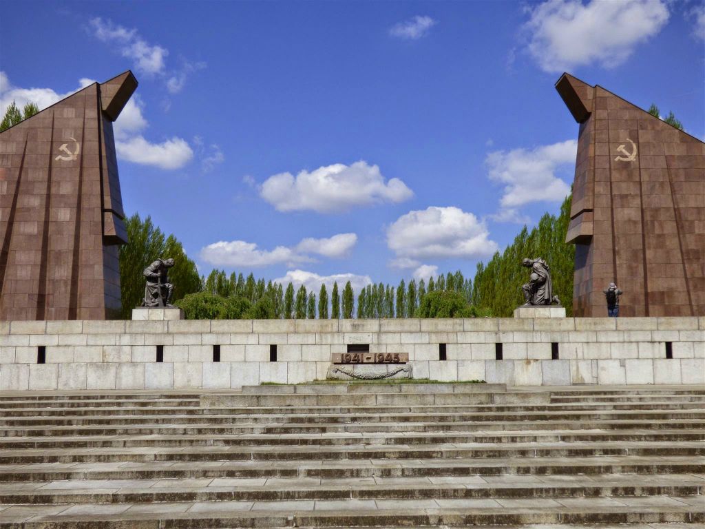 BERLIJN - de toegang naar het hoofdmonument van het Sowjetische Ehrenmal Treptower park, een monument ter ere van de omgekomen soldaten van het Rode Leger te gedenken