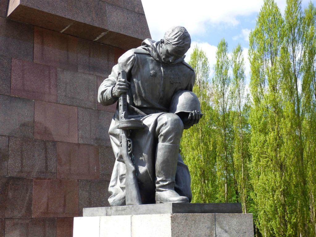 BERLIJN - een standbeeld van een knielende soldaat in het Sowjetische Ehrenmal Treptower park, een monument ter ere van de omgekomen soldaten van het Rode Leger te gedenken