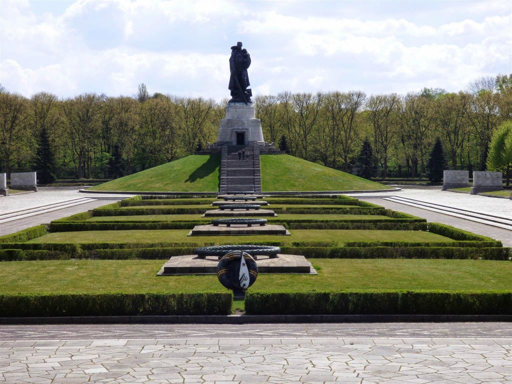 BERLIJN - het hoofdmonument in het Sowjetische Ehrenmal Treptower park, een monument ter ere van de omgekomen soldaten van het Rode Leger te gedenken