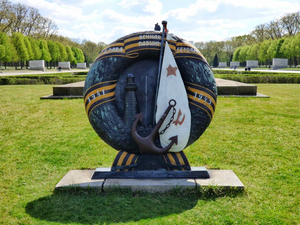 BERLIJN - een beeld in het Sowjetische Ehrenmal Treptower park, een monument ter ere van de omgekomen soldaten van het Rode Leger te gedenken