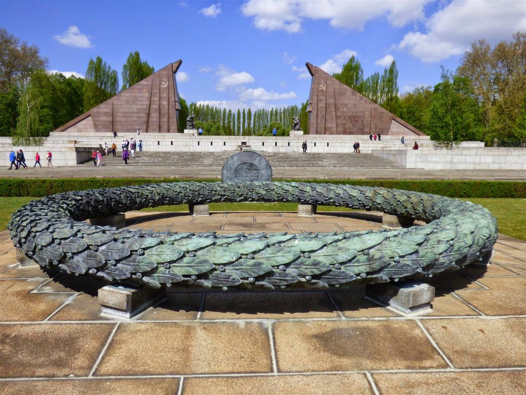 BERLIJN - een bronzen krans in het Sowjetische Ehrenmal Treptower park, een monument ter ere van de omgekomen soldaten van het Rode Leger te gedenken