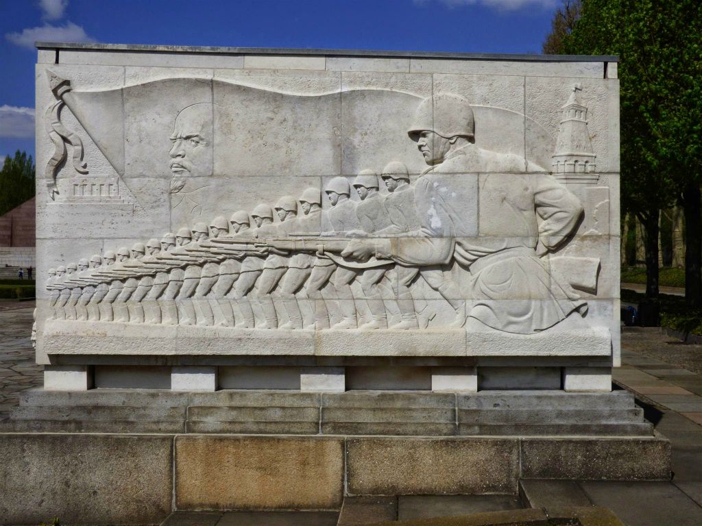BERLIJN - een sarcofaag in het Sowjetische Ehrenmal Treptower park, een monument ter ere van de omgekomen soldaten van het Rode Leger te gedenken