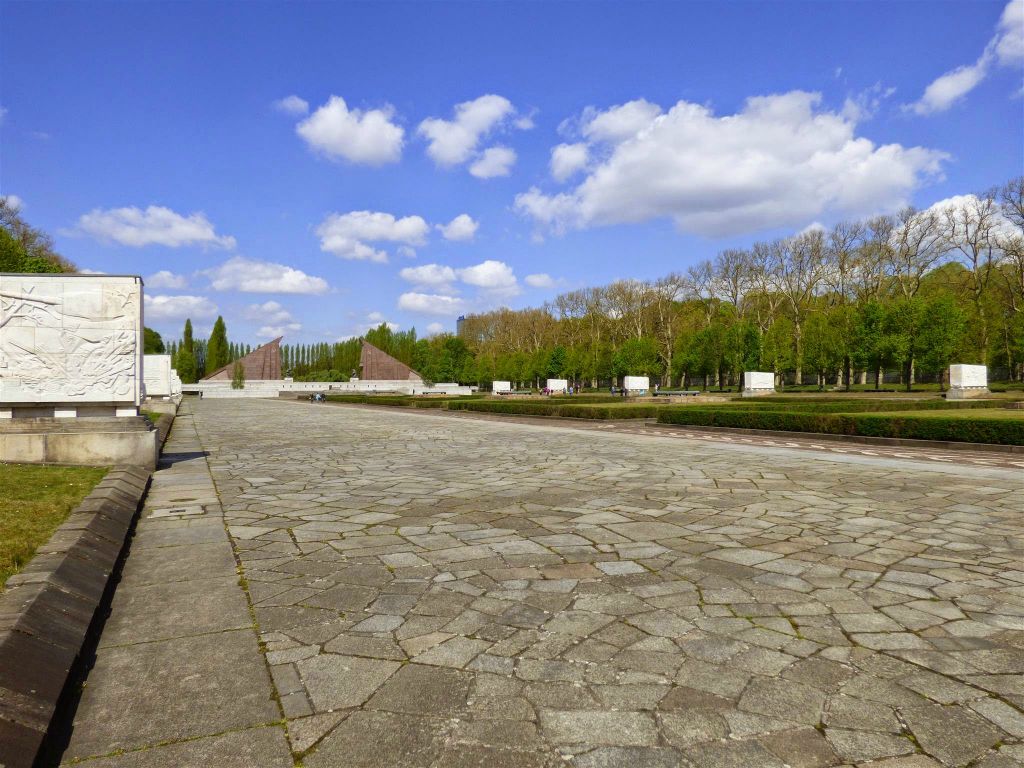 BERLIJN - uitzicht vanaf het hoofdmonument in het Sowjetische Ehrenmal Treptower park, een monument ter ere van de omgekomen soldaten van het Rode Leger te gedenken