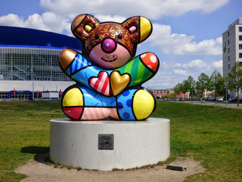 BERLIJN - de Best Buddies Friendship Bear gemaakt door Romero Britto