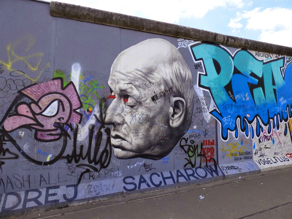 BERLIJN - een beschildering van de East Side Gallery, een stuk van de Berlijnse muur