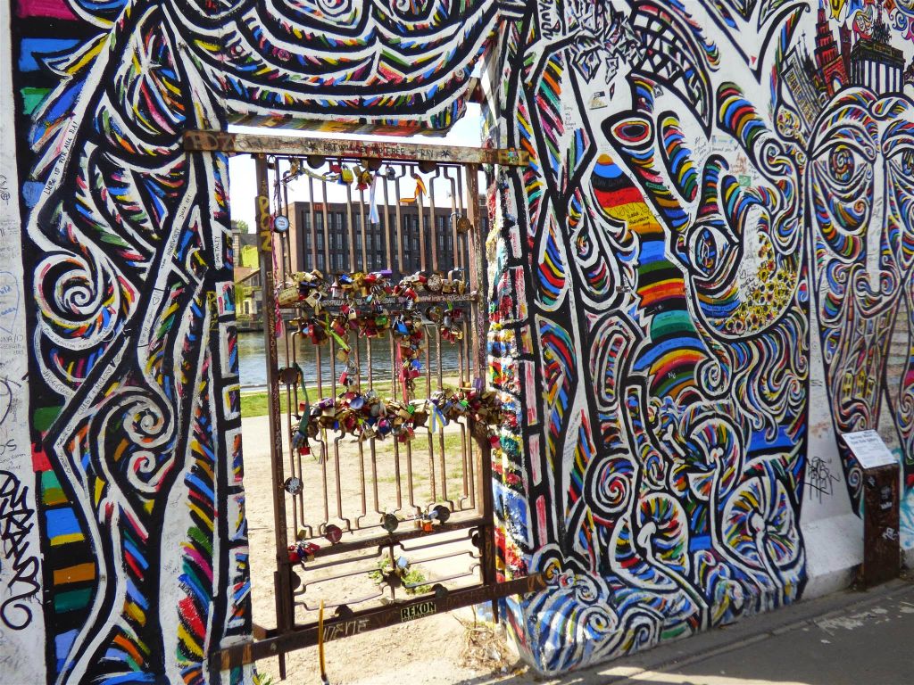 BERLIJN - een beschildering van de East Side Gallery, een stuk van de Berlijnse muur