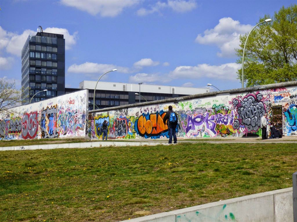 BERLIJN - grafitti aan de andere kant van de East Side Gallery, een stuk van de Berlijnse muur