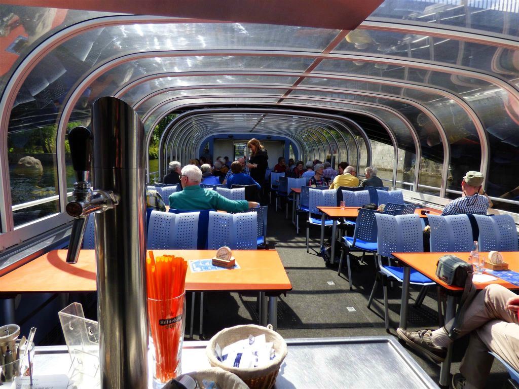 BERLIJN - binnen in de rondvaart boot "Der Fliegende Holländer" waar we de Spree mee over varen