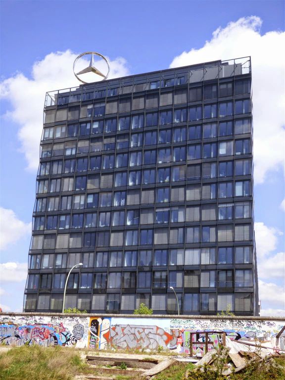 BERLIJN - het kantoorgebouw van Mercedes-Benz