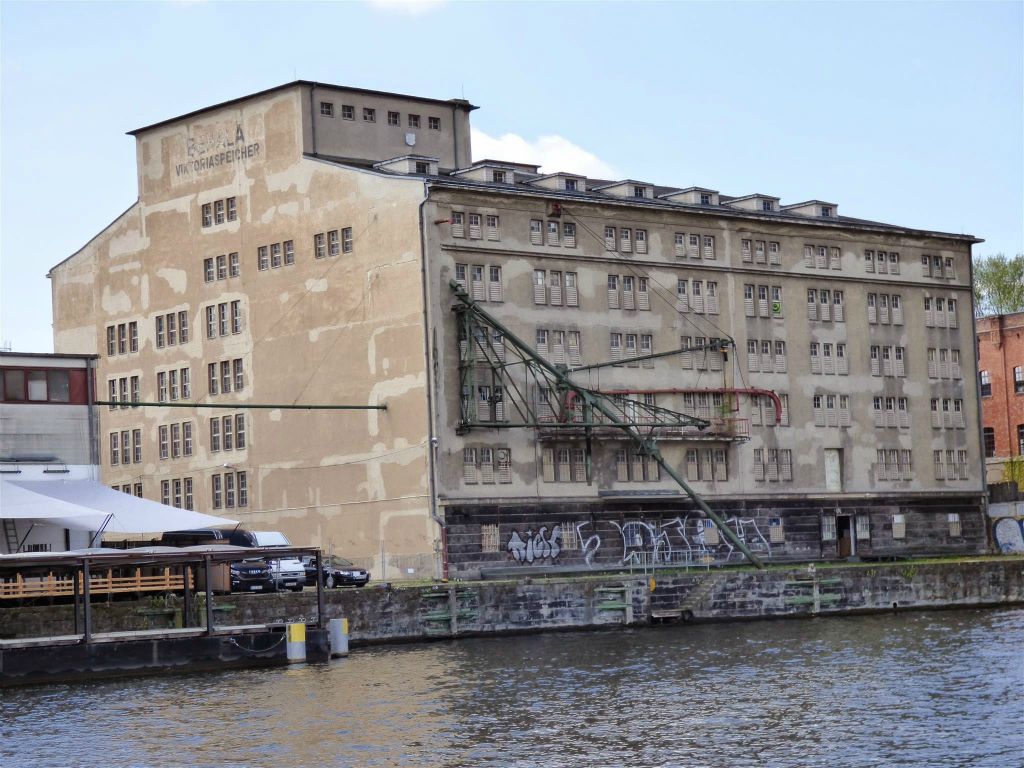 BERLIJN - het pakhuis Viktoriaspeicher van de firma Behala (Berliner Hafen- und Lagerhausgesellschaft mbH)