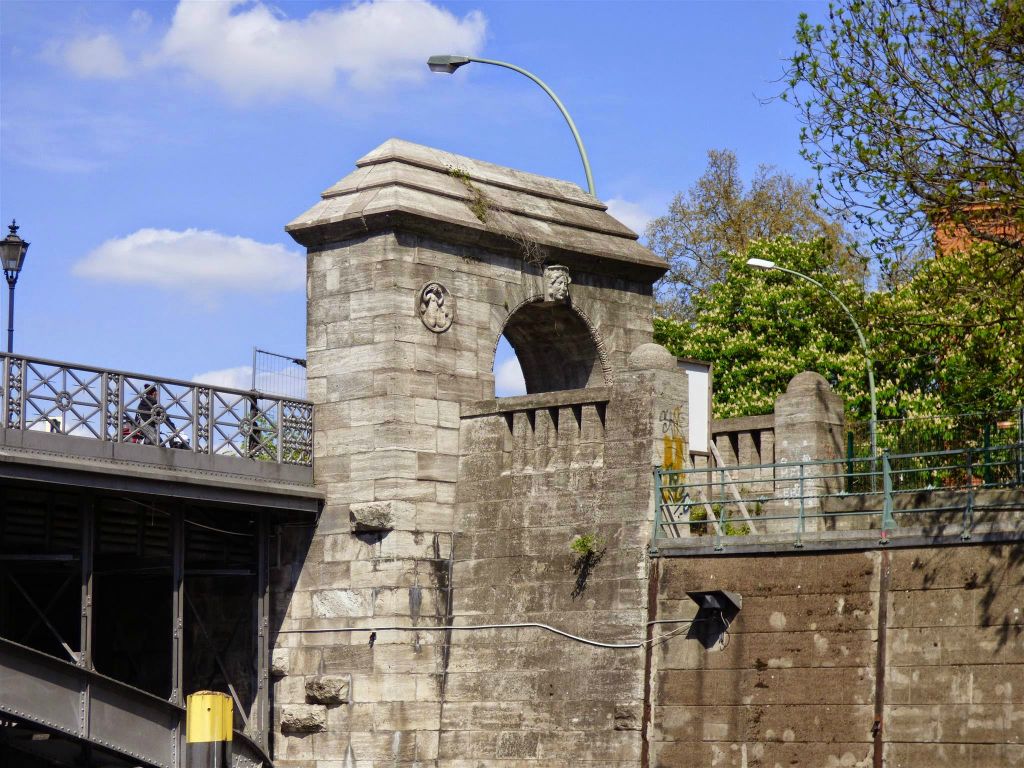 BERLIJN - een poort van de Gotzkowsky brug
