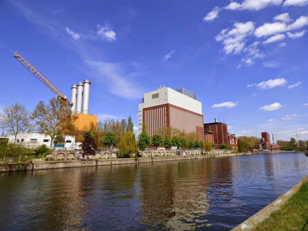BERLIJN - een elektriciteitscentrale langs de Spree rivier