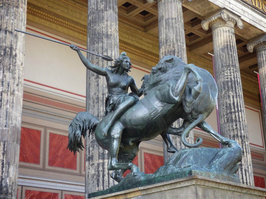 BERLIJN - het standbeeld "Kämpfende Amazone" bij het Altes museum, een archeologiemuseum