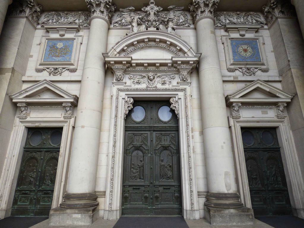 BERLIJN - de hoofdingang van de Berliner Dom, een kerk uit oorspronkelijk 1750
