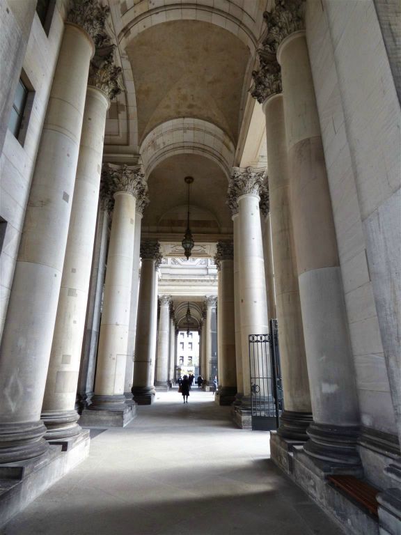 BERLIJN - de buitenhal van de Berliner Dom, een kerk uit oorspronkelijk 1750