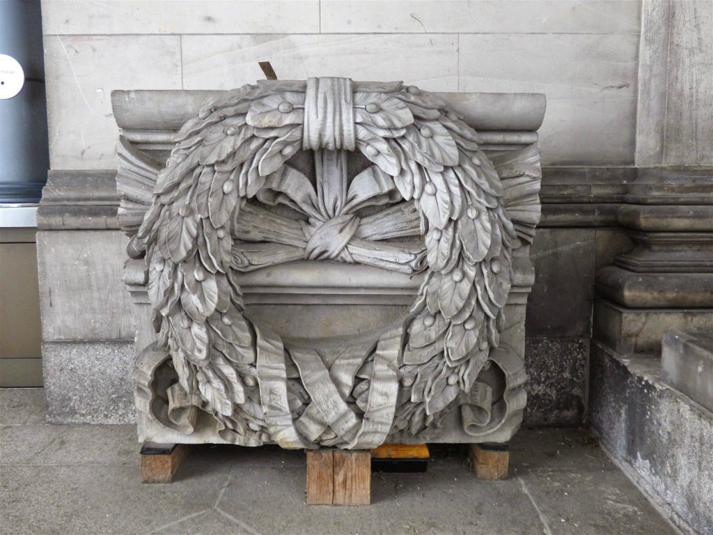 BERLIJN - een beeld in de buitenhal van de Berliner Dom, een kerk uit oorspronkelijk 1750