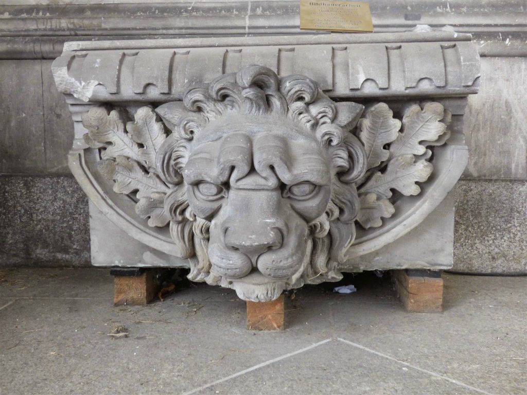 BERLIJN - een beeld in de buitenhal van de Berliner Dom, een kerk uit oorspronkelijk 1750