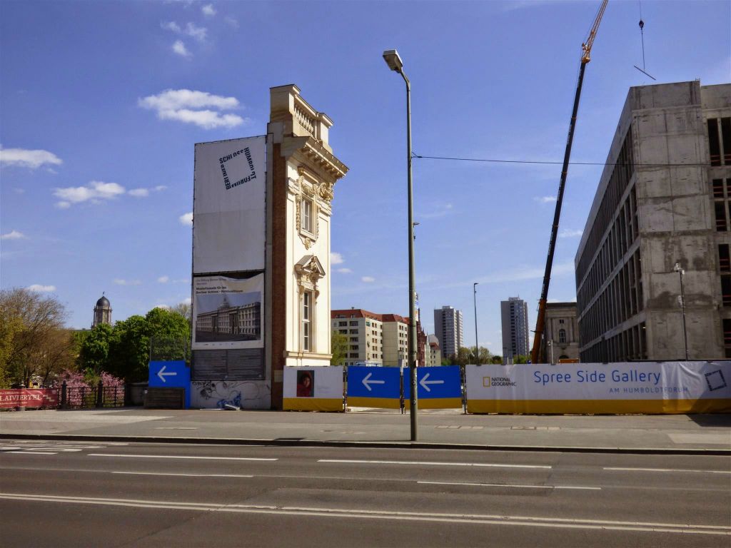 BERLIJN - het voorste deel van het patroon van de gevel laat zien hoe de historische gevel van het Berlin City Palace er uit komt te zien na renovatie