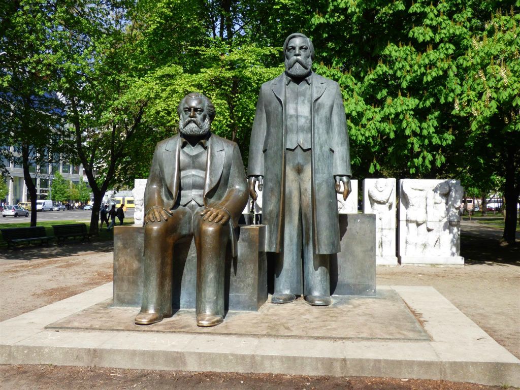 BERLIJN - een standbeeld van Karl Marx en Friedrich Engels in het park Marx-Engels-Forum