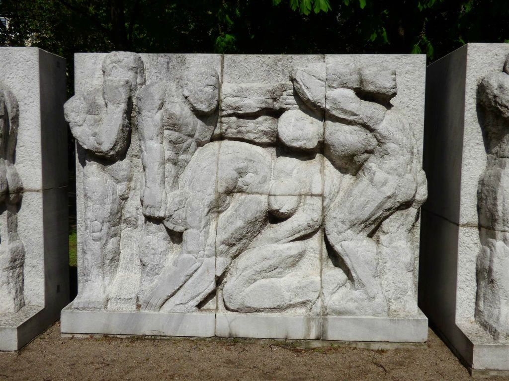 BERLIJN - een marmeren reliëf achter het standbeeld van Karl Marx en Friedrich Engels in het park Marx-Engels-Forum